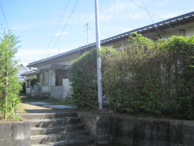 5段の階段を上った先に横長1階建ての建物が建っている市営住宅 公営・一般浮辺団地の写真