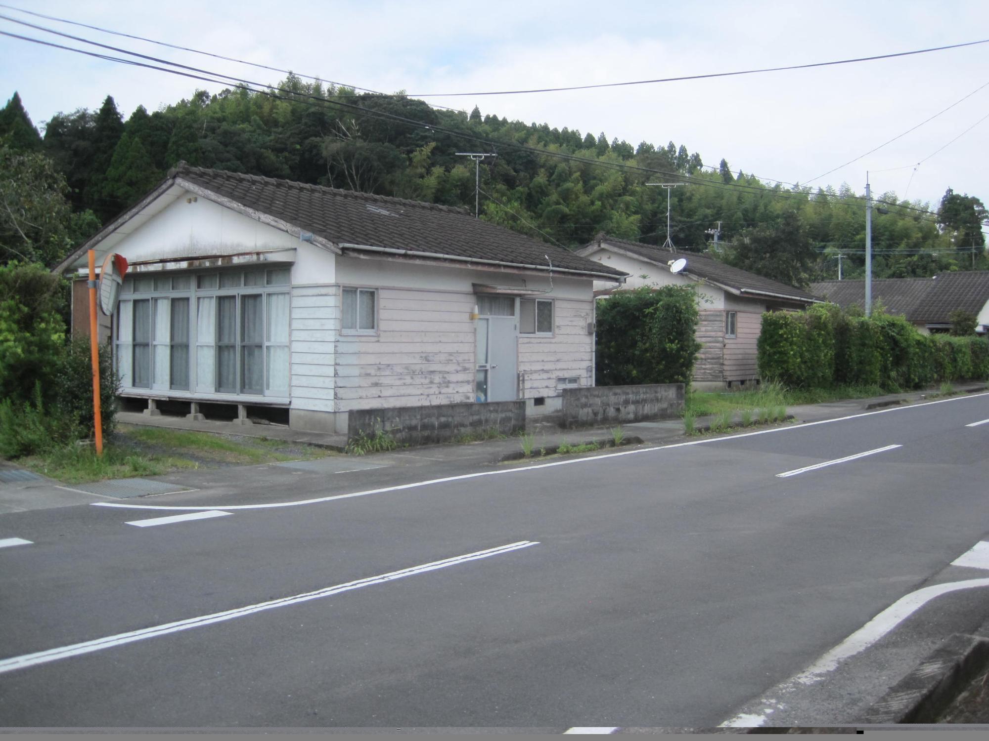 三角屋根平屋建ての住宅が2軒2車線の道路に面している市営住宅 一般片平住宅の写真