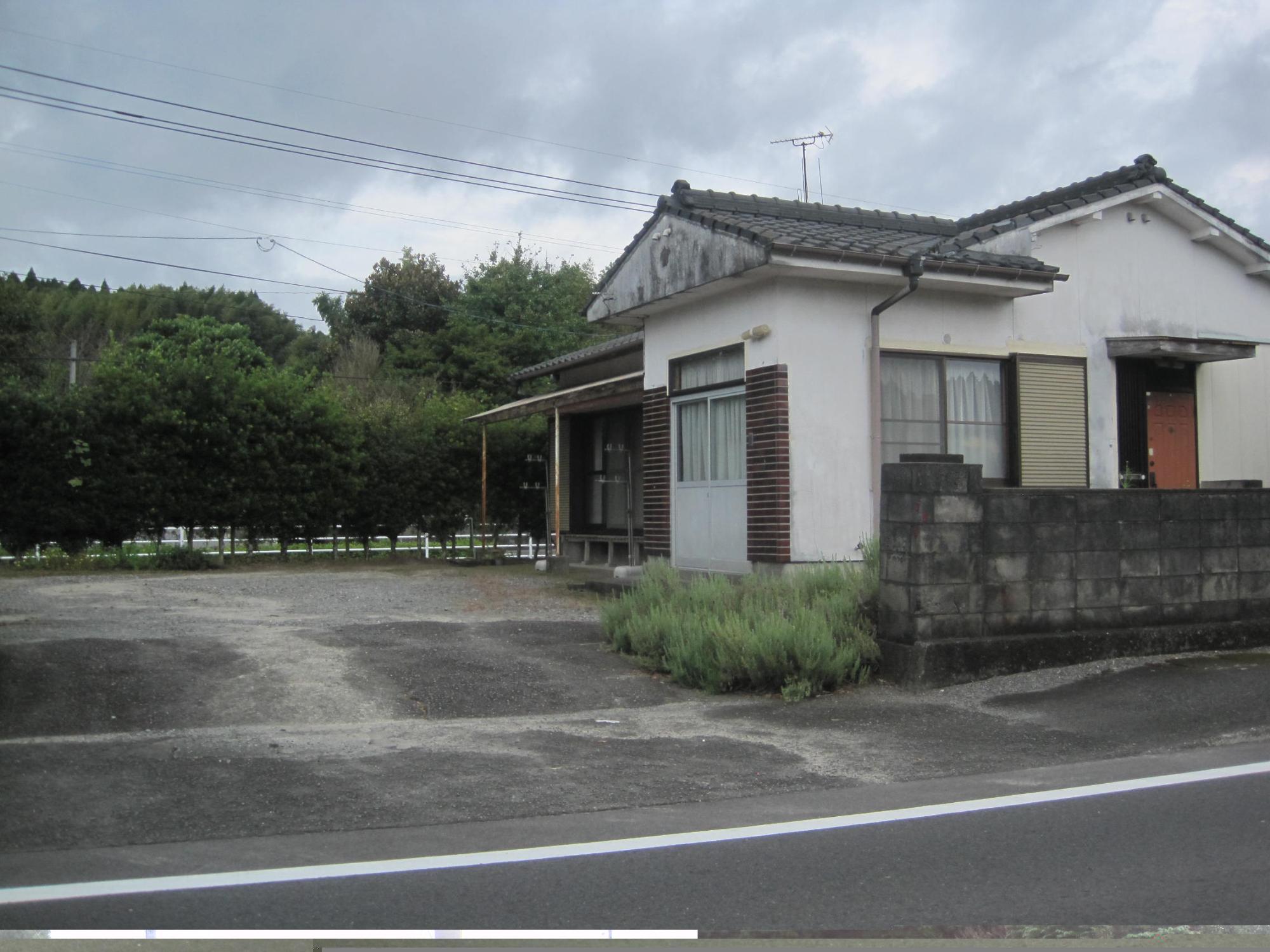 平屋建て住宅で、市域地内に広いスペース、道路に面した方にブロック塀がある市営住宅 一般上之口住宅の写真
