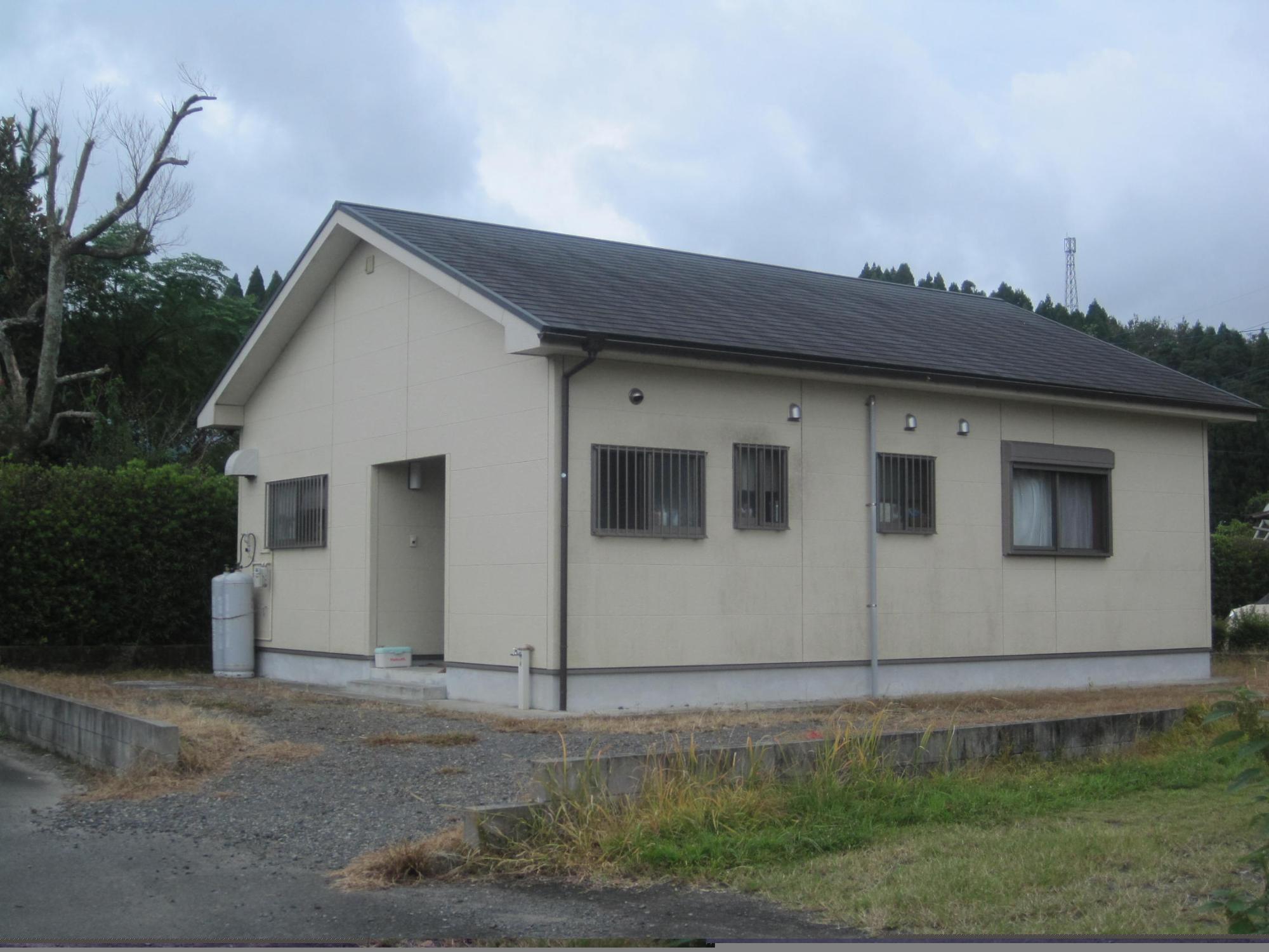 外壁が白く三角屋根平屋建ての市営住宅 地域活性化大丸中ノ薗住宅の全体を写した写真