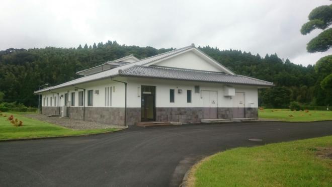 白を基調とし、和風の造りをした知覧中央浄化センターの写真