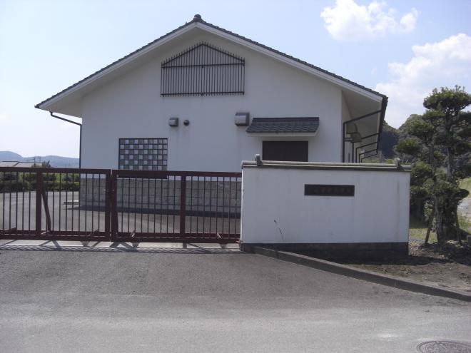 表札と門の奥に白を基調とした和風の建物がある川辺東部地区農業集落排水終末処理場の写真