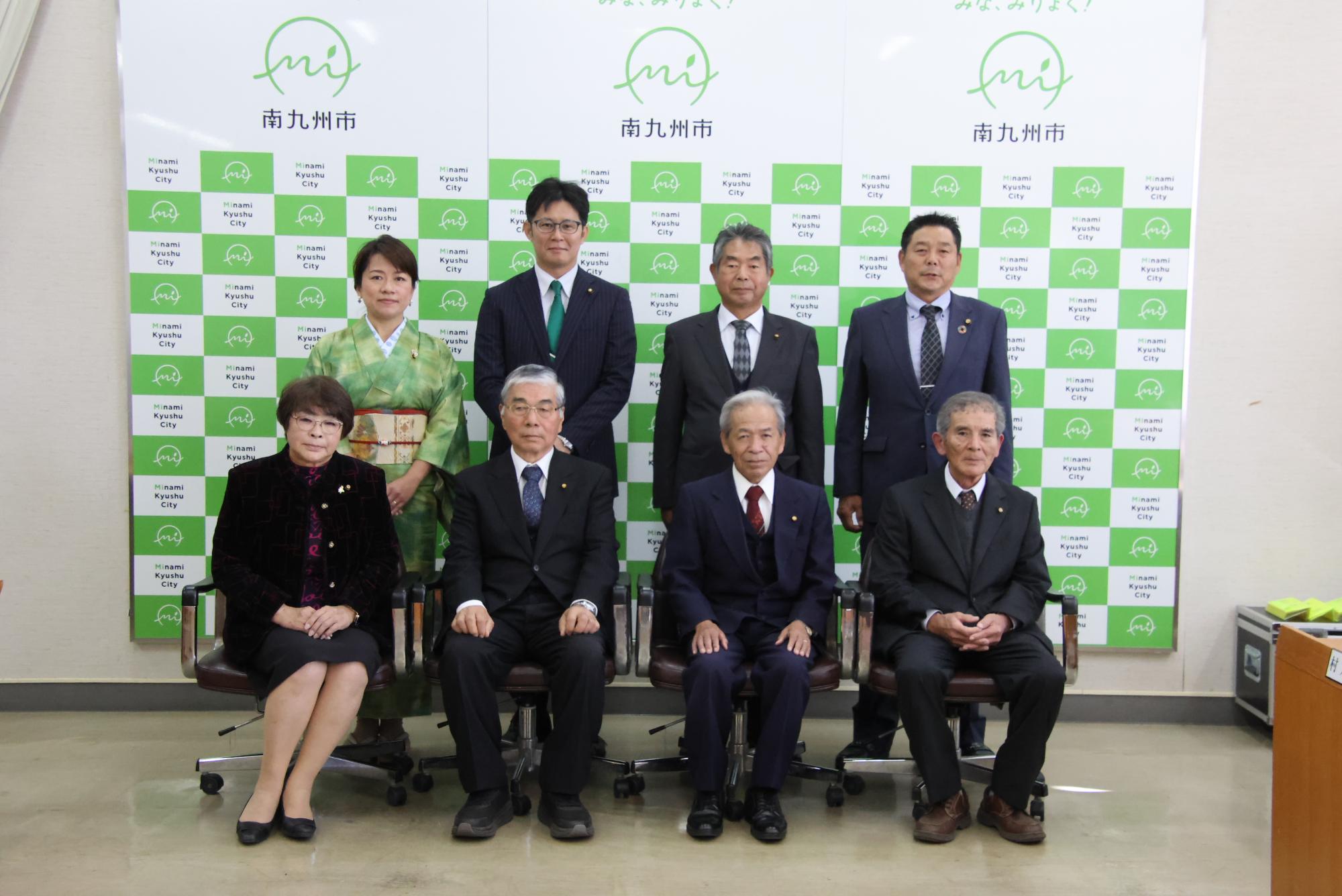 議会運営委員会の8名が2列に並び、前列は椅子に座り、後列は椅子の間に立って写っている集合写真