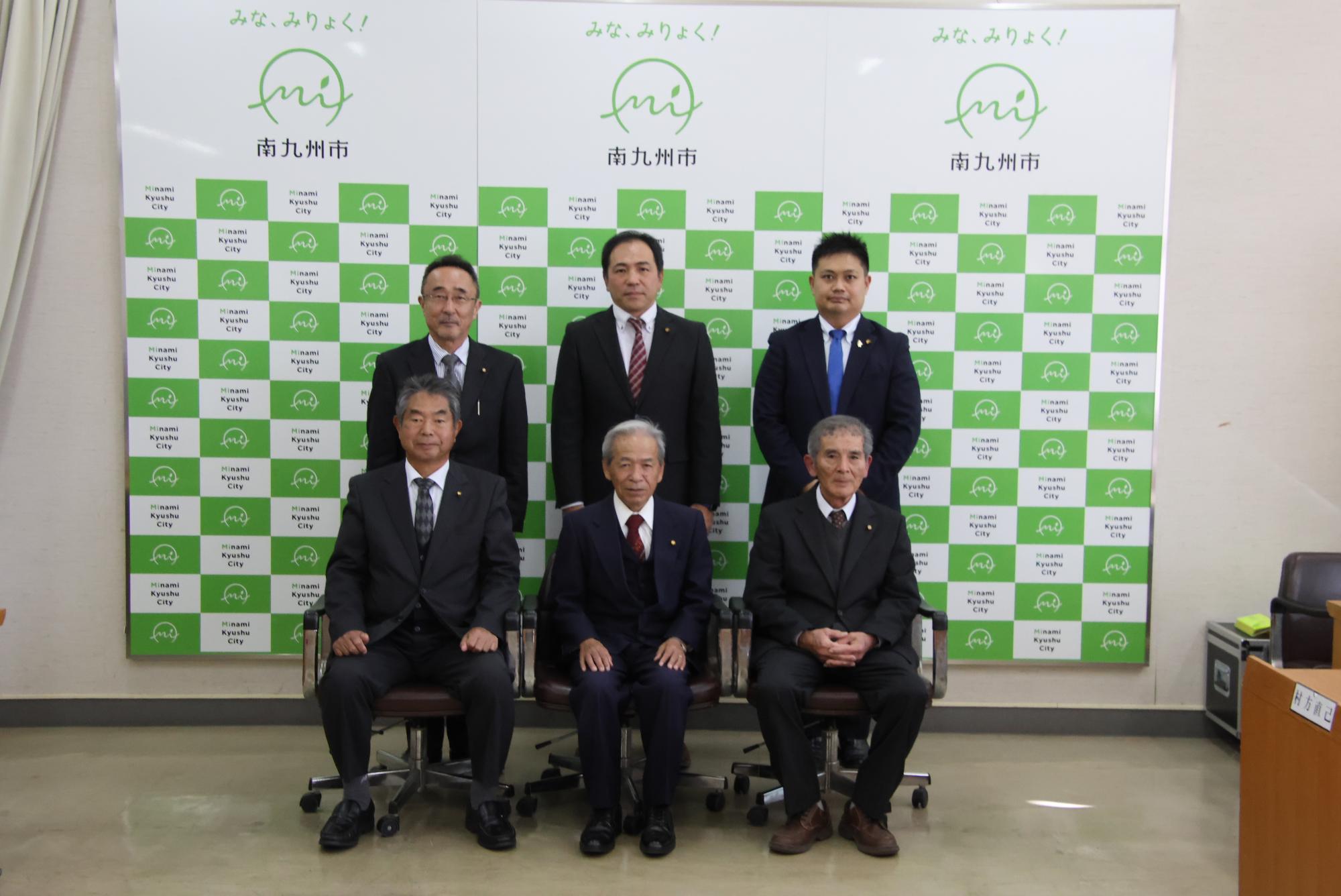 総務常任委員会の委員6名が前列に3名後列に3名並んで写っている集合写真