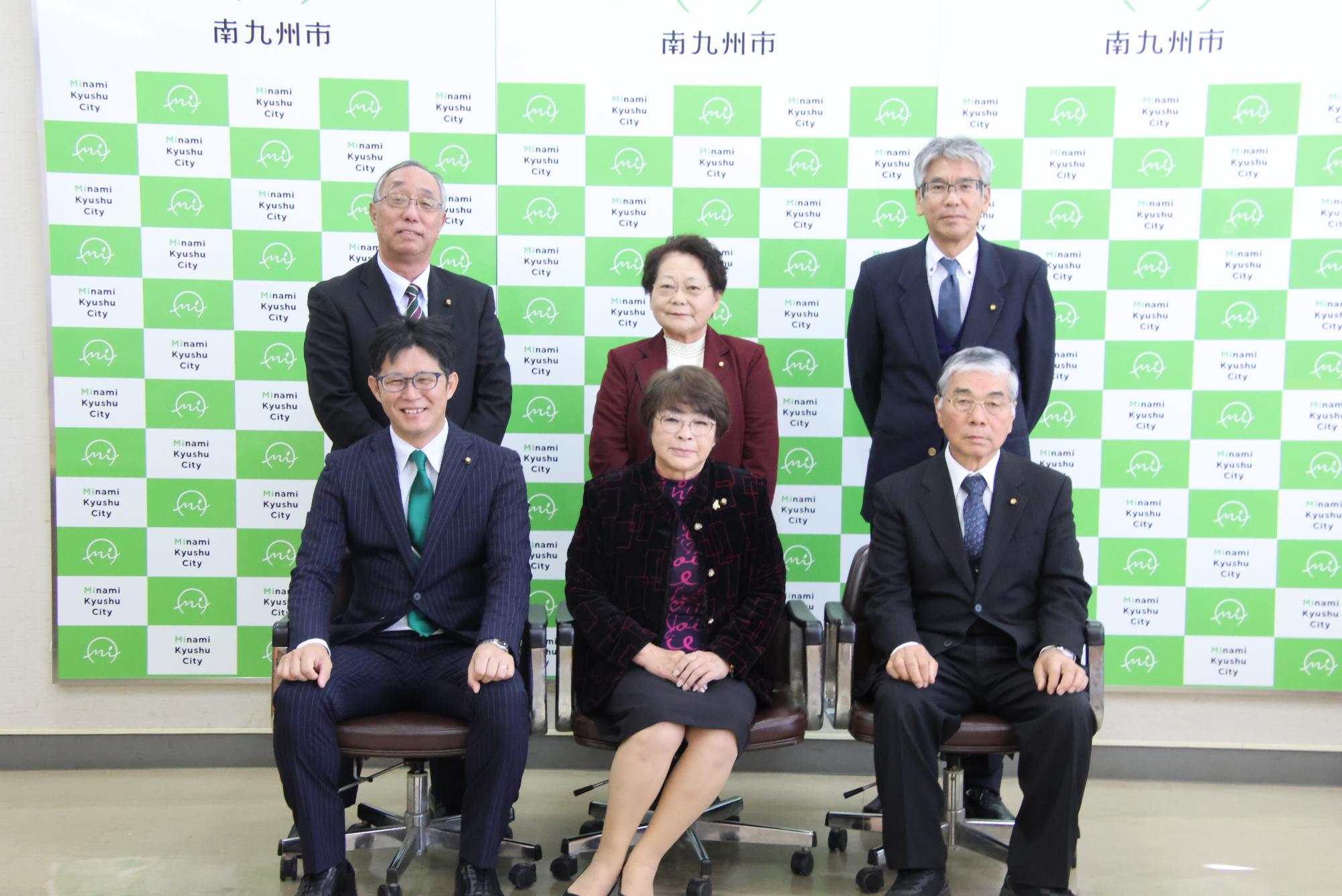 文教厚生常任委員会の委員6名が前列に3名後列に3名並んで写っている集合写真