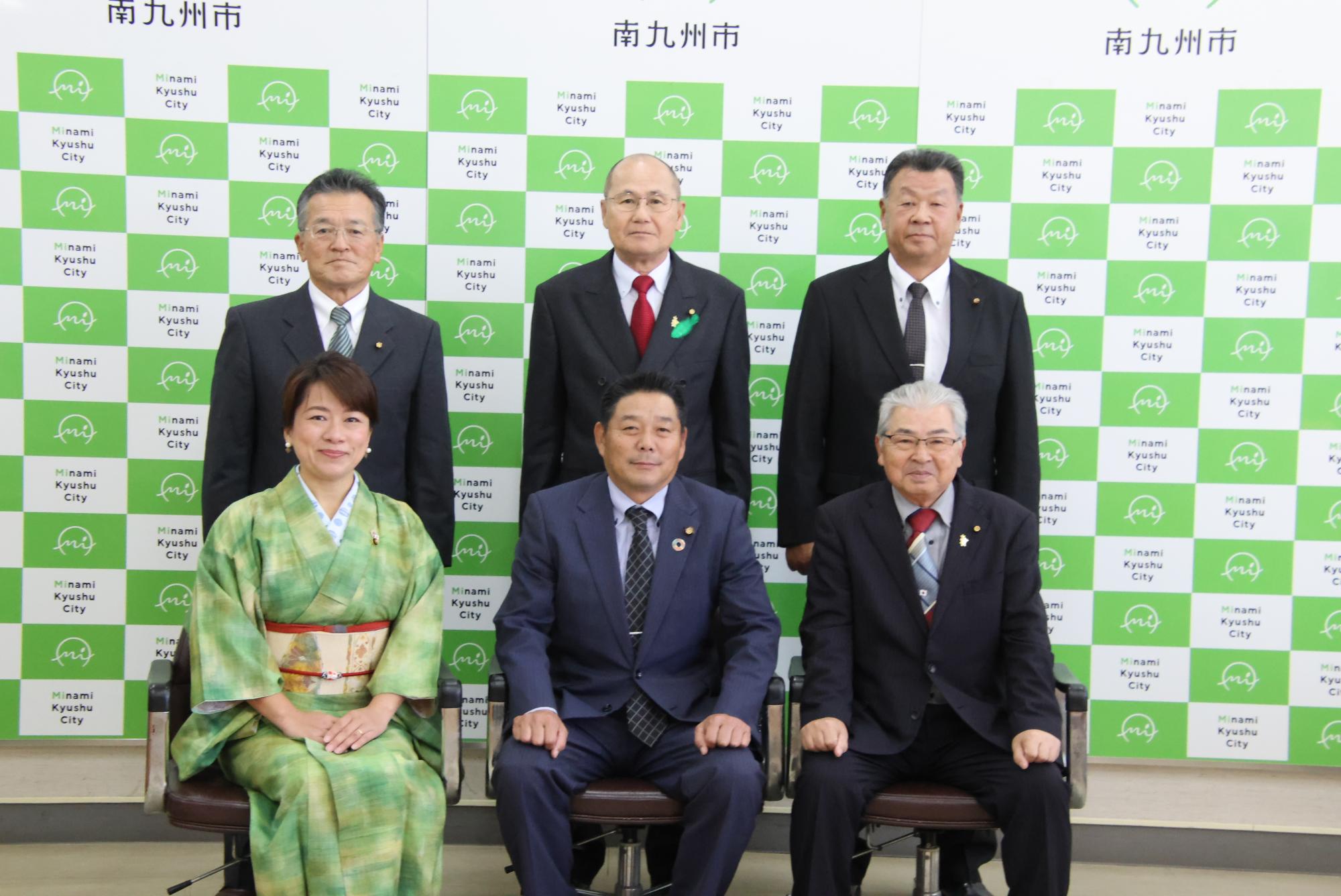 産業建設常任委員会の委員6名が前列に3名後列に3名並んで写っている集合写真