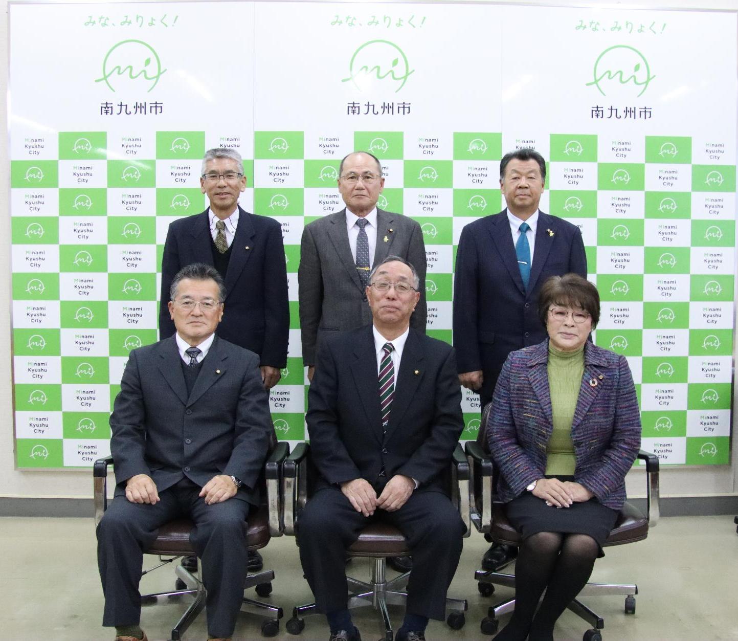 総務常任委員会の委員7名が前列に4名後列に3名並んで写っている集合写真
