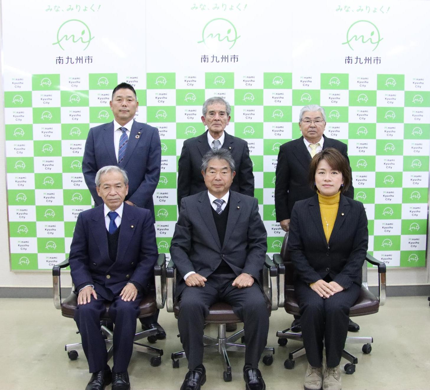 文教厚生常任委員会の委員6名が前列に4名後列に2名並んで写っている集合写真