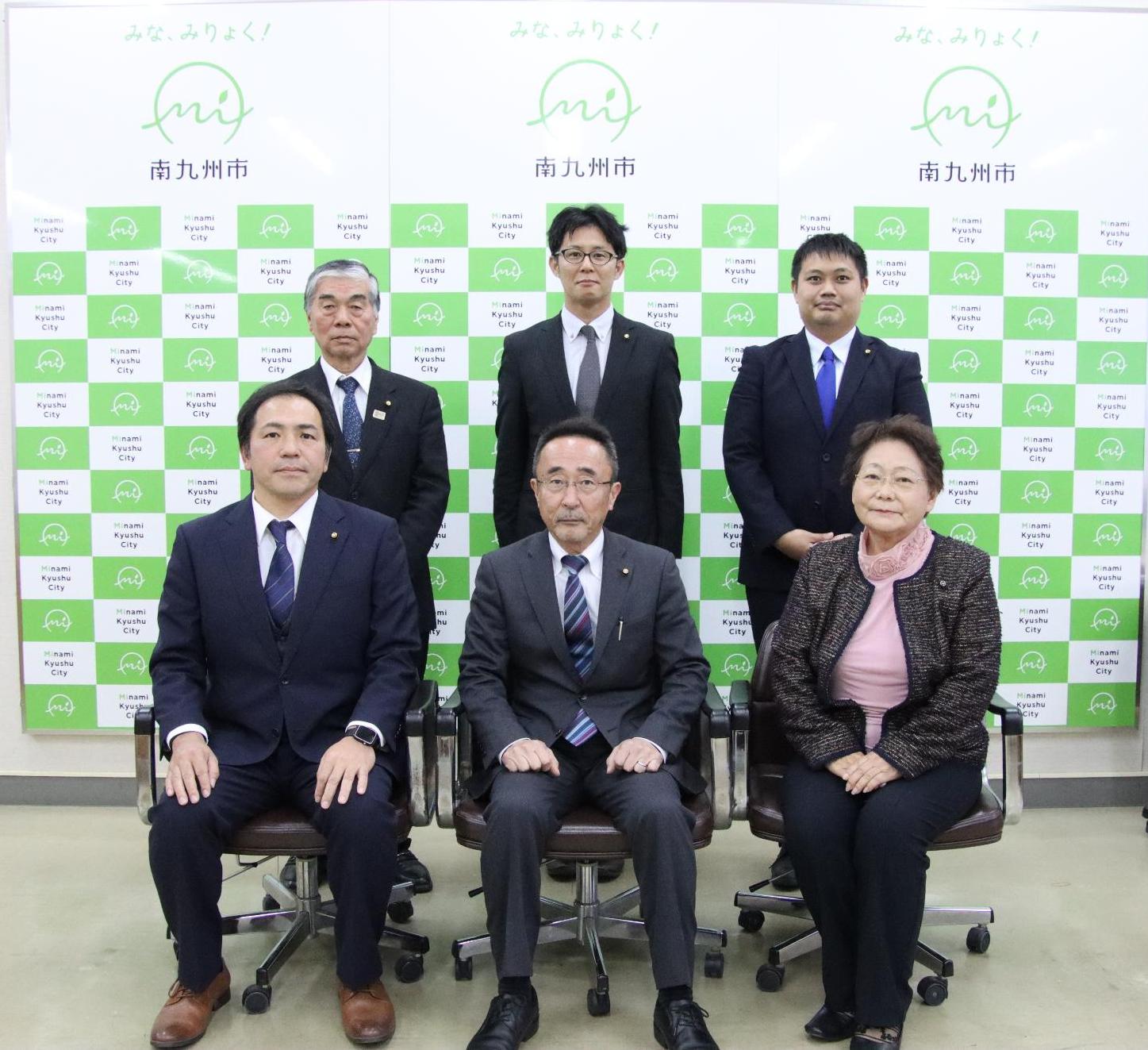 産業建設常任委員会の委員7名が前列に4名後列に3名並んで写っている集合写真