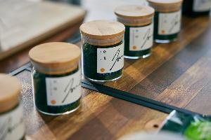 知覧茶の品種が入った瓶が並んでいる写真