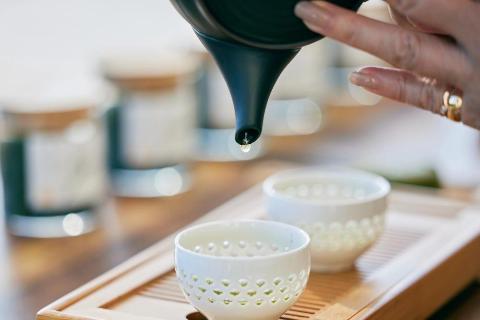 急須から湯呑に緑茶を注いでいる