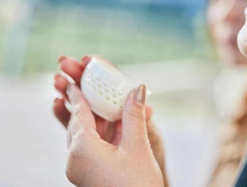 お茶を飲んでいる浴衣を着た女性の横顔