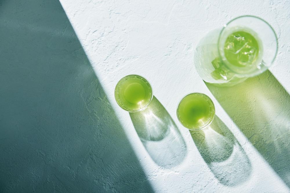 緑茶の入った湯呑と急須