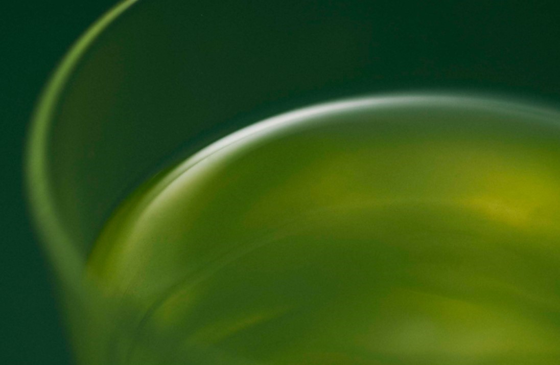 グラスに入った知覧茶