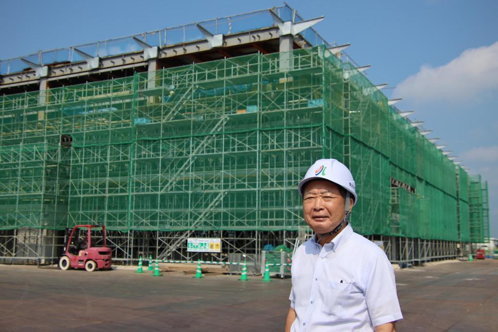市長と新庁舎建設の様子