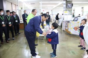 副市長へ花を手渡す園児