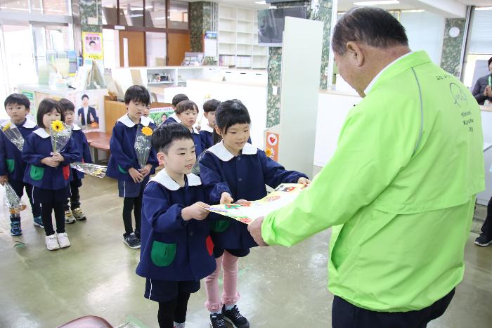 市長に感謝状を手渡す写真