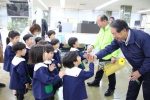 市長・副市長と園児がハイタッチする写真