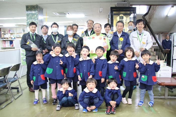 園児と職員の全体写真