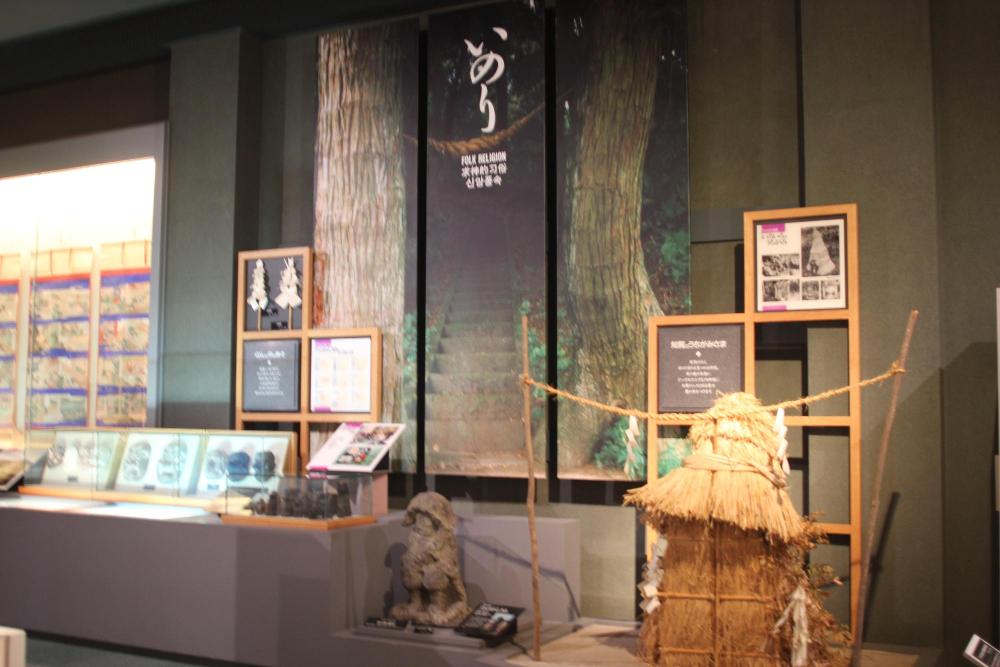 藁で作られた祠や、田の神像などが展示されている