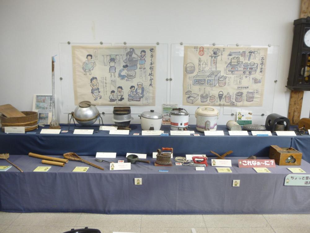 博物館に展示された様々な昔の道具