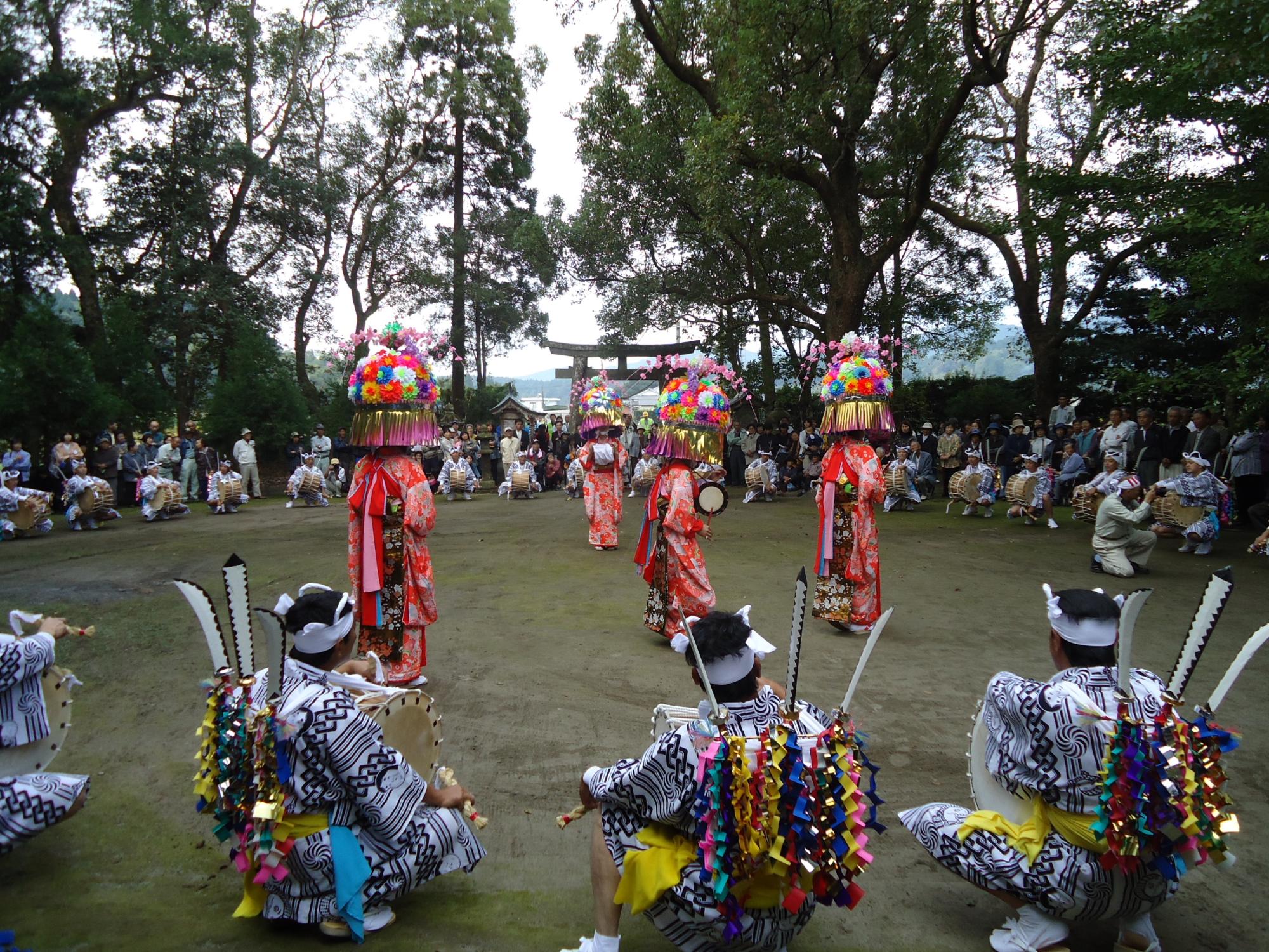 太鼓踊りの写真（中入りの様子）
