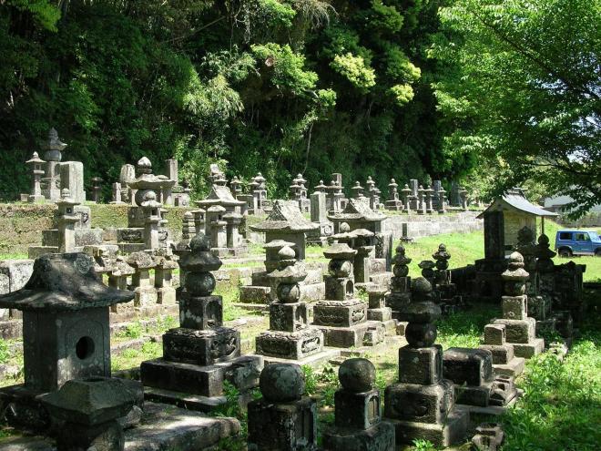 緑溢れる静かな土地で、島津忠光から現代までの島津家当主が眠る島津墓地の写真