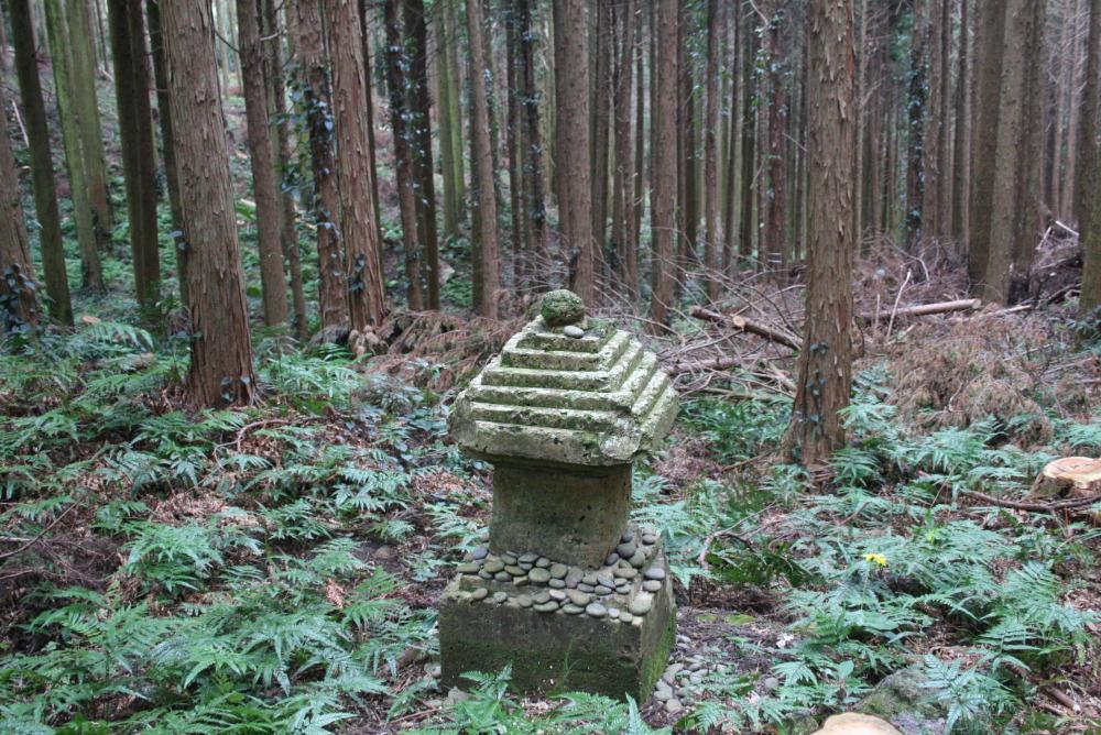 頴娃地域にある真田幸村の墓といわれる墓石の写真