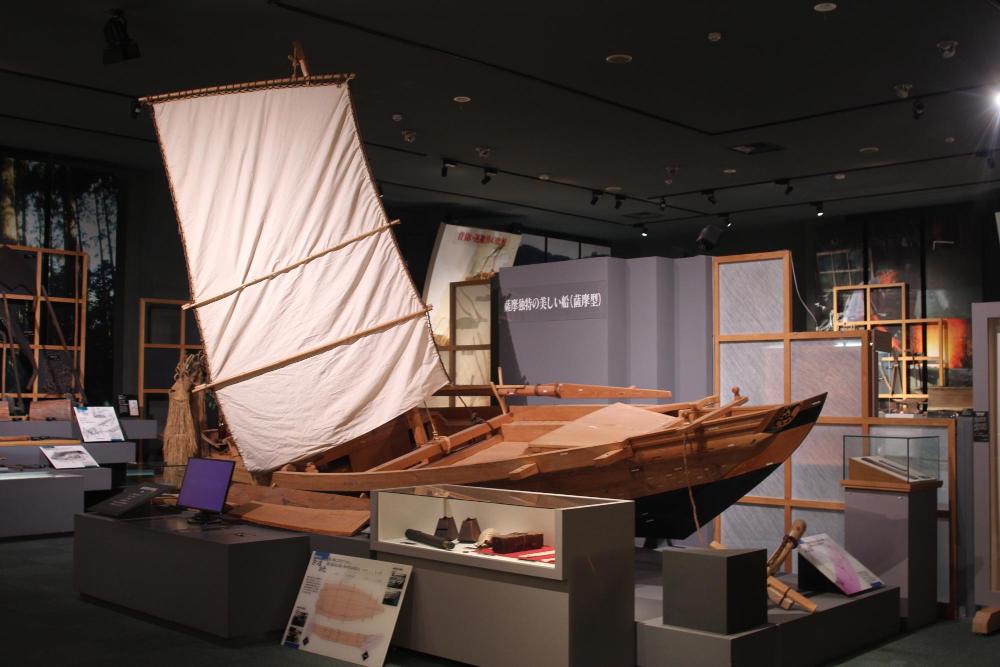 博物館に展示されている、かつて薩摩半島で使用されていた和船