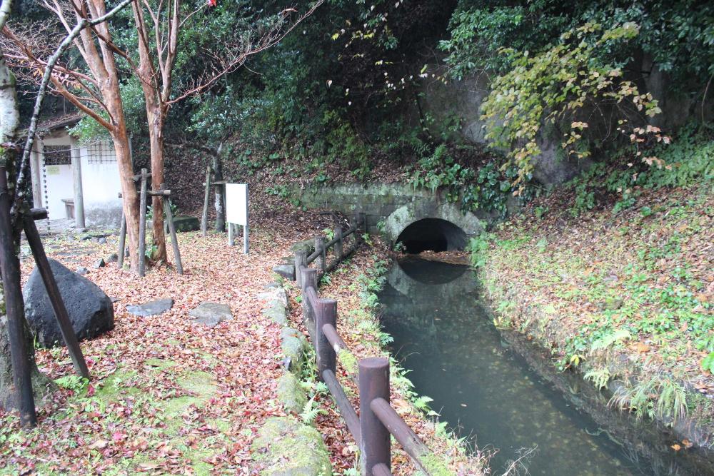 岩屋公園内にある用水路と隧道の入り口部分