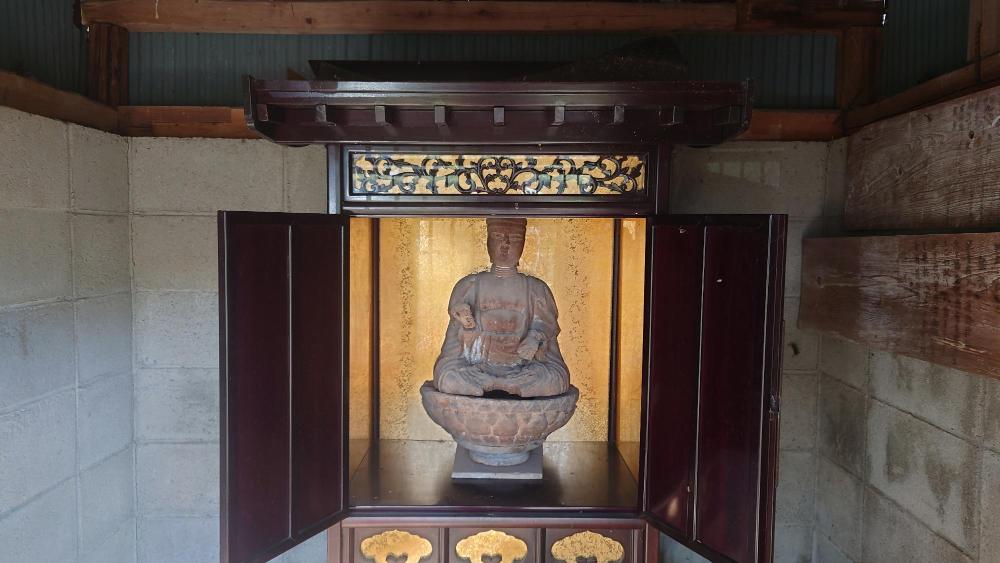 祠の中におさめられている軸屋の観音像