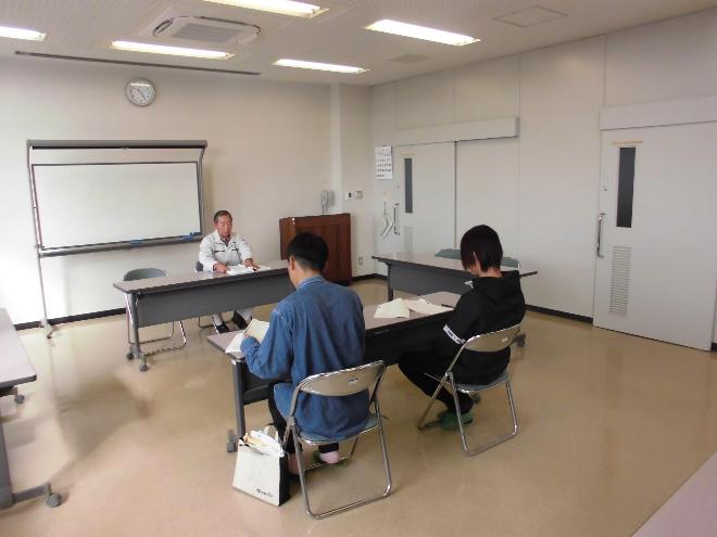 頴娃農業開発研修センターの研修室で、農業に関する講義を受講する2名の研修生の様子の写真