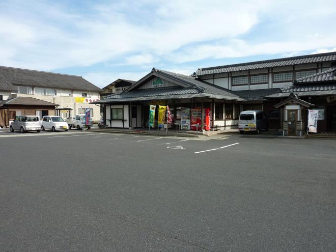 建物前に広い駐車場があり、玄関前に緩やかなスロープが設置された知覧特攻物産館の外観写真