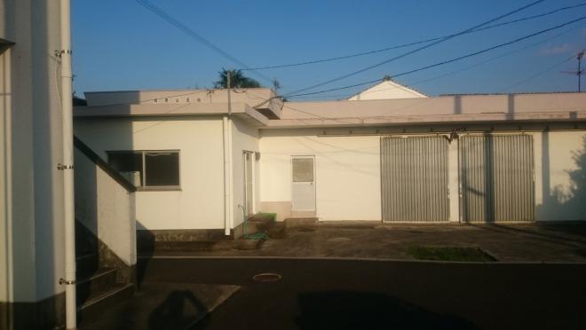 屋根の左側に小さく「耳原公民館」と書かれた白壁で平屋建ての耳原公民館の建物外観の写真