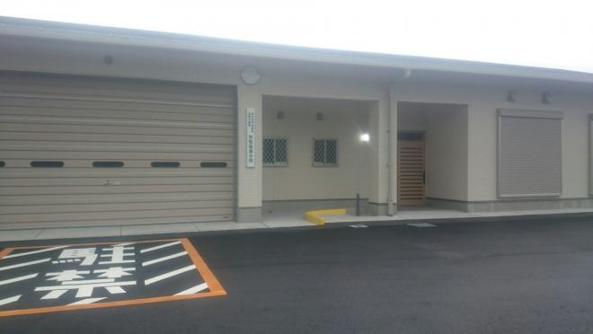 コンクリート造りの平屋だての建物で、シャッターが閉まっている塩屋分団拠点施設の外観写真