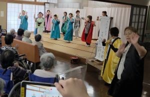 南九州市内の高齢者施設でのボランティア活動（歌や踊り）の様子