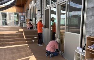 南九州市内のこども園でのボランティア活動（窓ふきなどの清掃活動）の様子
