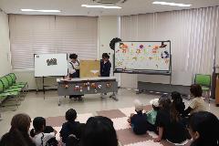 えいからいも会による絵本読み聞かせ