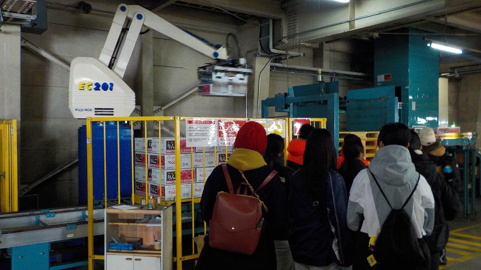 R7青少年国内派遣事業（リンゴ工場の見学）