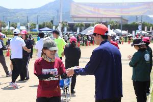 大野岳マラソン参加者への飲料配り