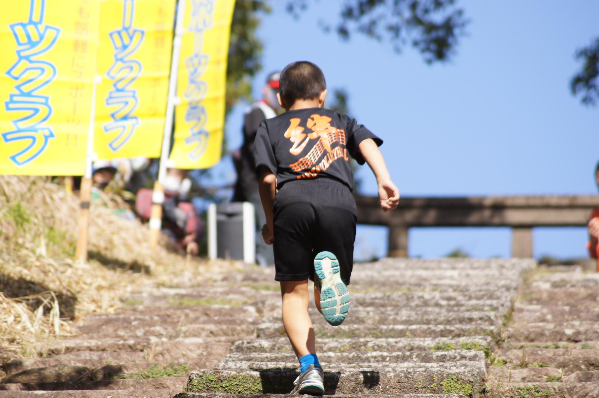 階段かけあがりレースの様子