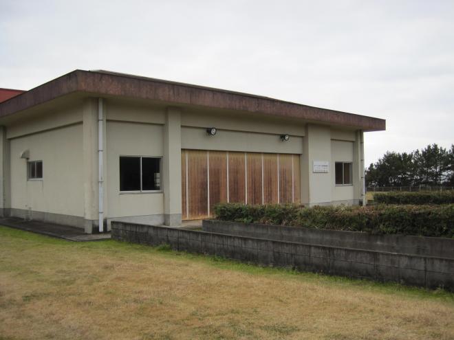勾配のない平面な屋根で白壁の南九州市頴娃弓道場の外観写真