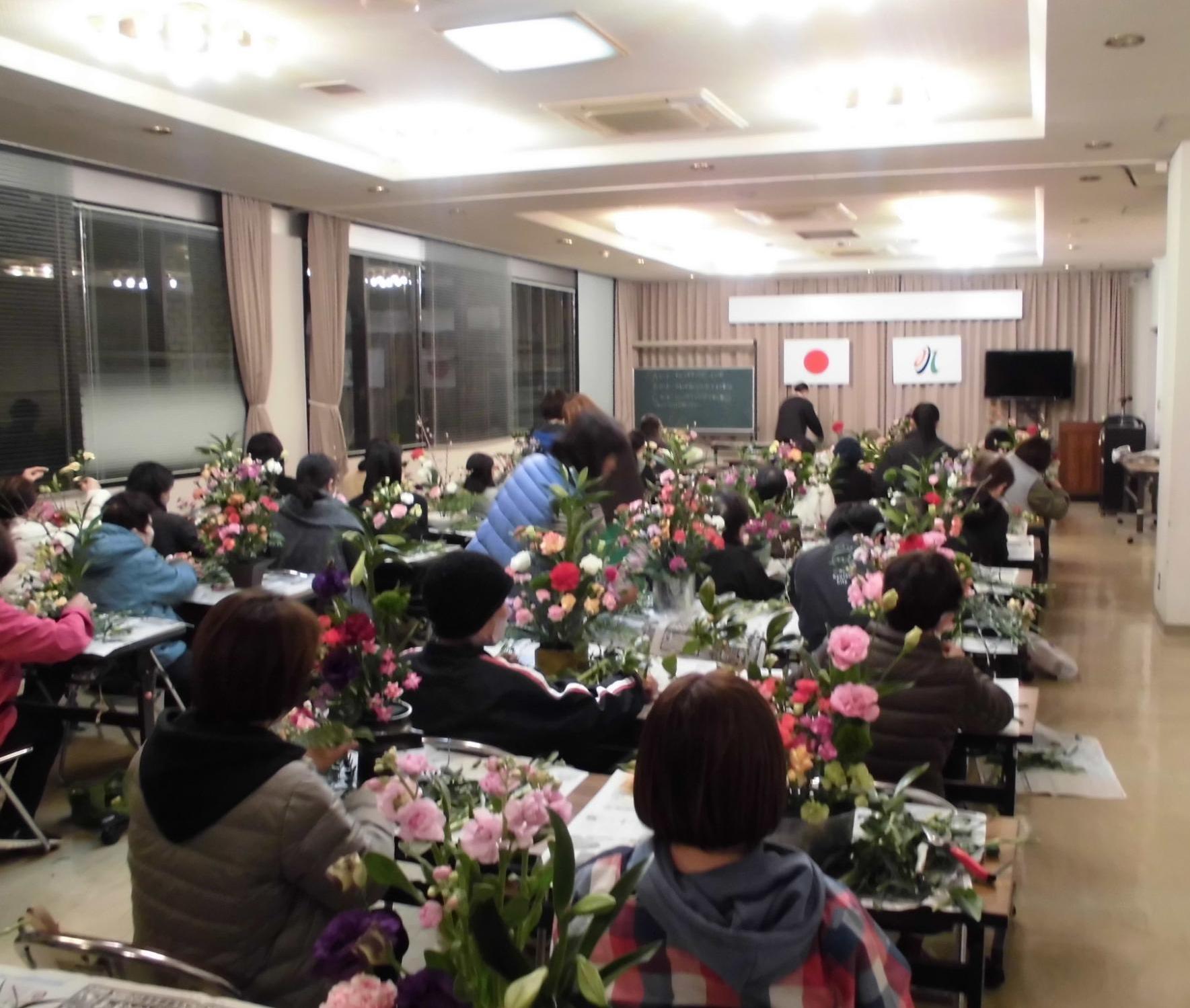 フラワーアレンジメント創作会で参加者がアレンジメントを作る様子