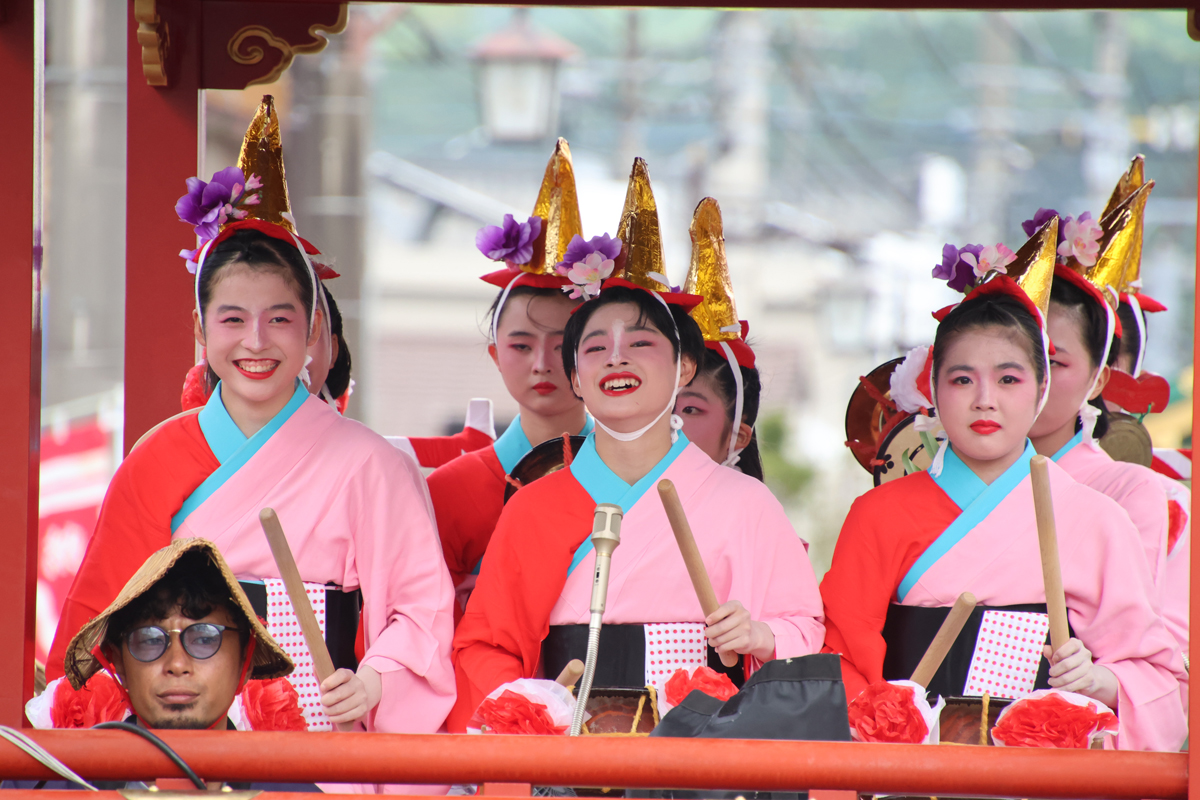 川辺祇園百年祭で参加者が笑っている様子