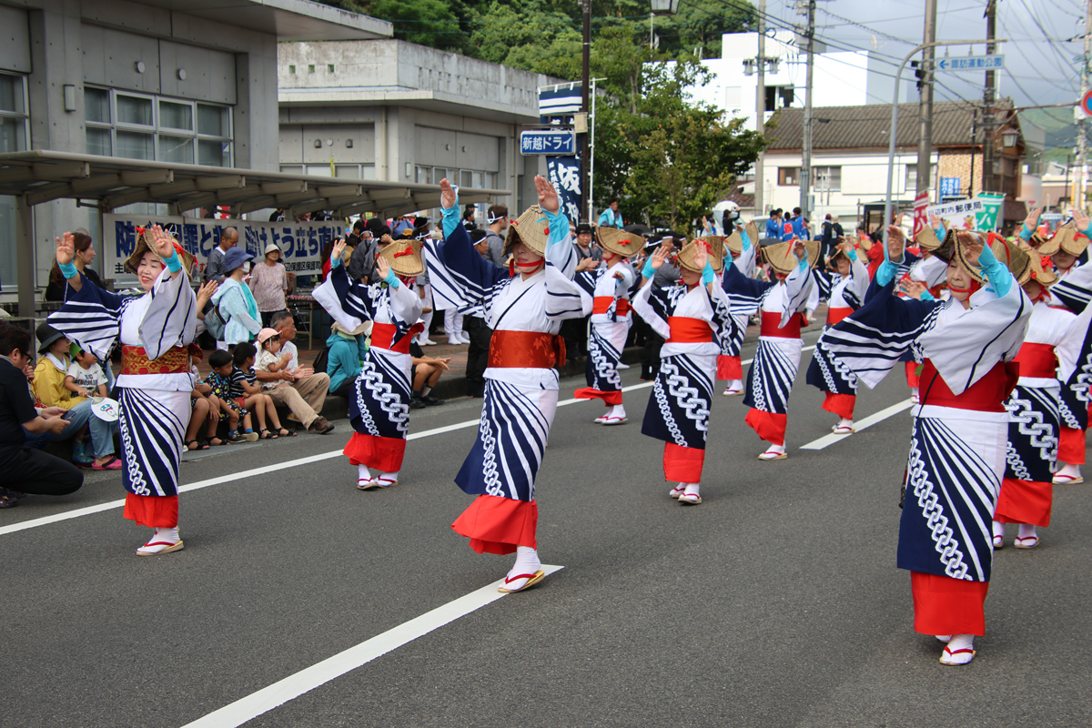 川辺祇園百年祭で踊りを踊っている様子