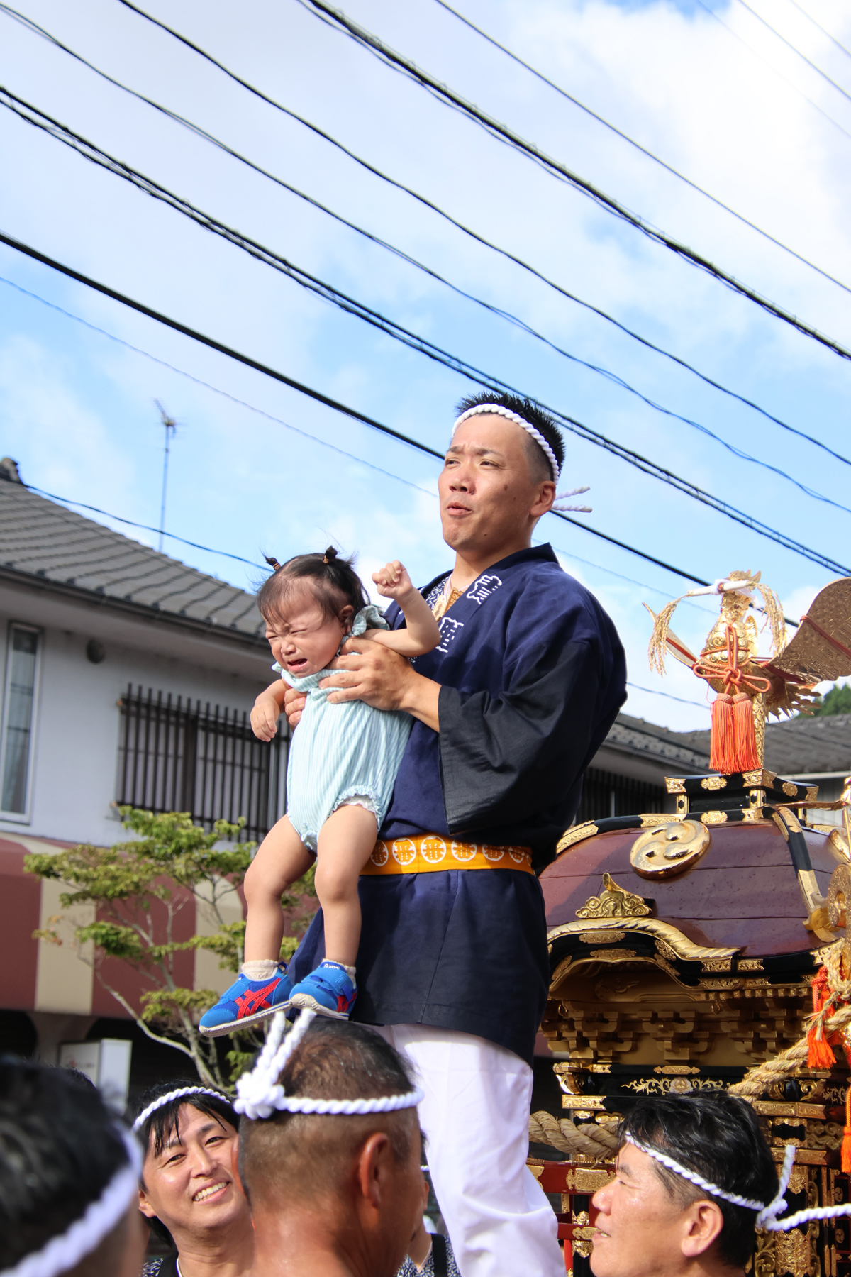 川辺祇園百年祭で稚児上げをしている様子