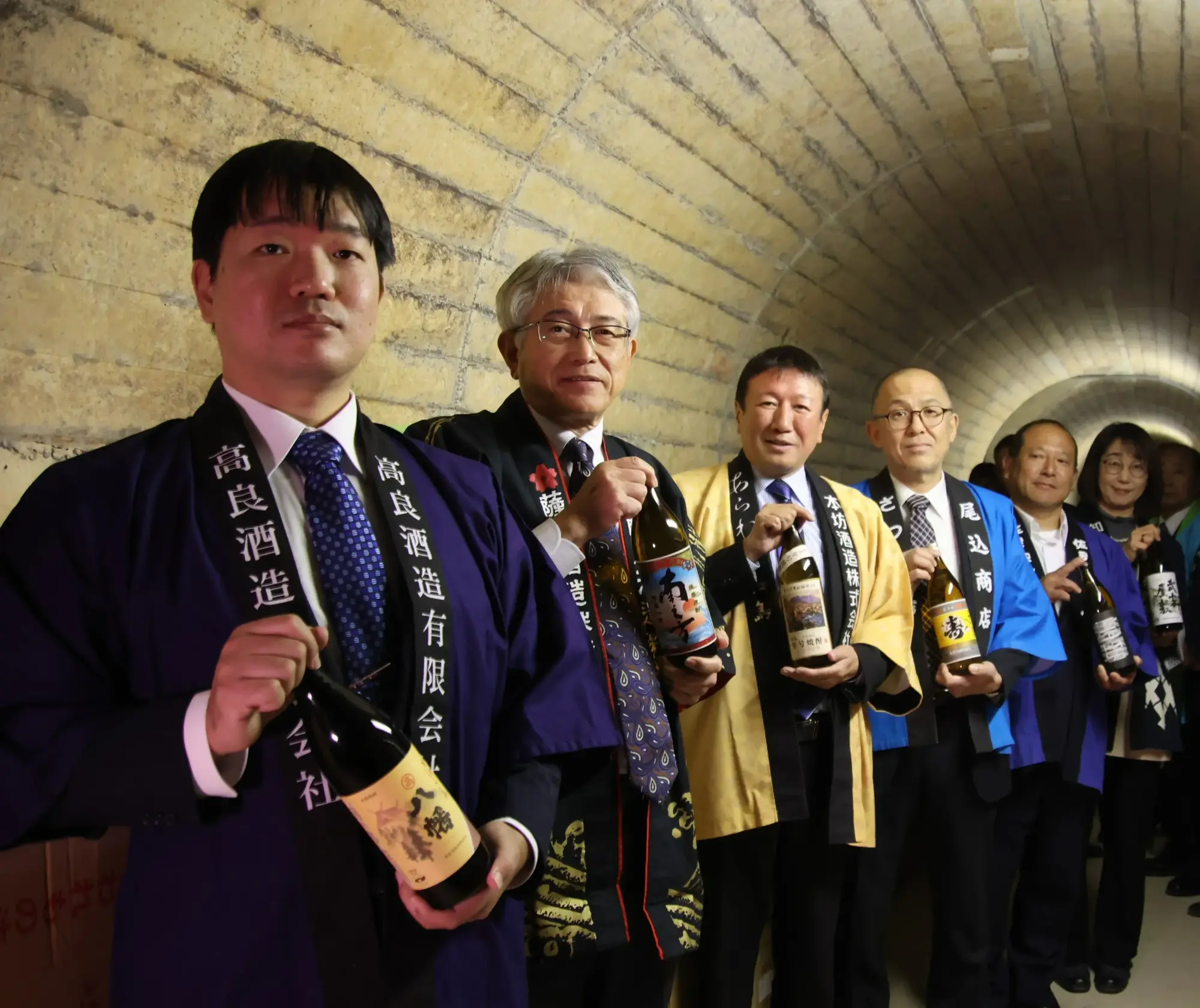 川辺ダムの監査廊で焼酎を熟成 する焼酎貯蔵搬入式の様子