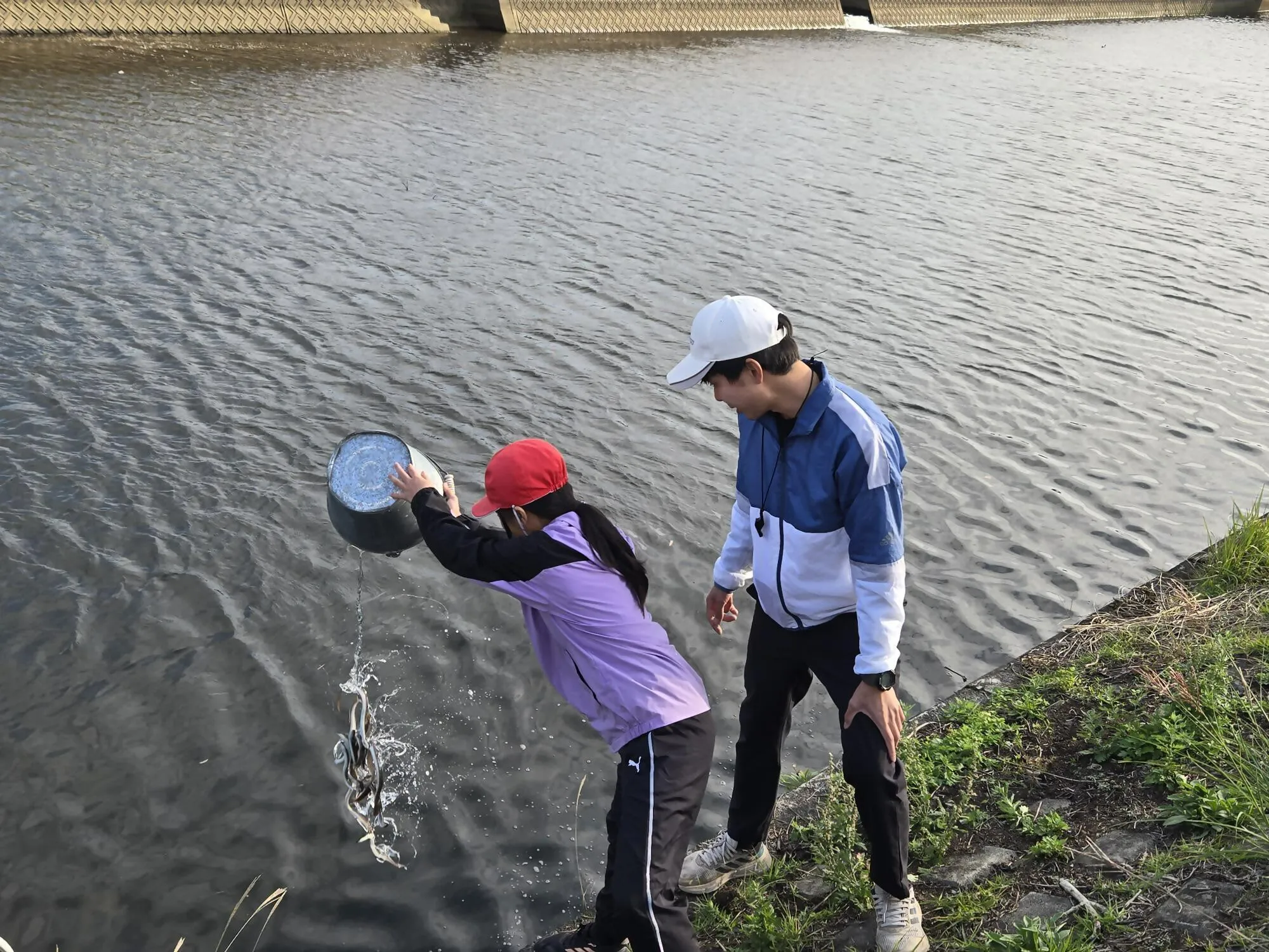 ウナギ放流体験～豊かな資源を守るために～