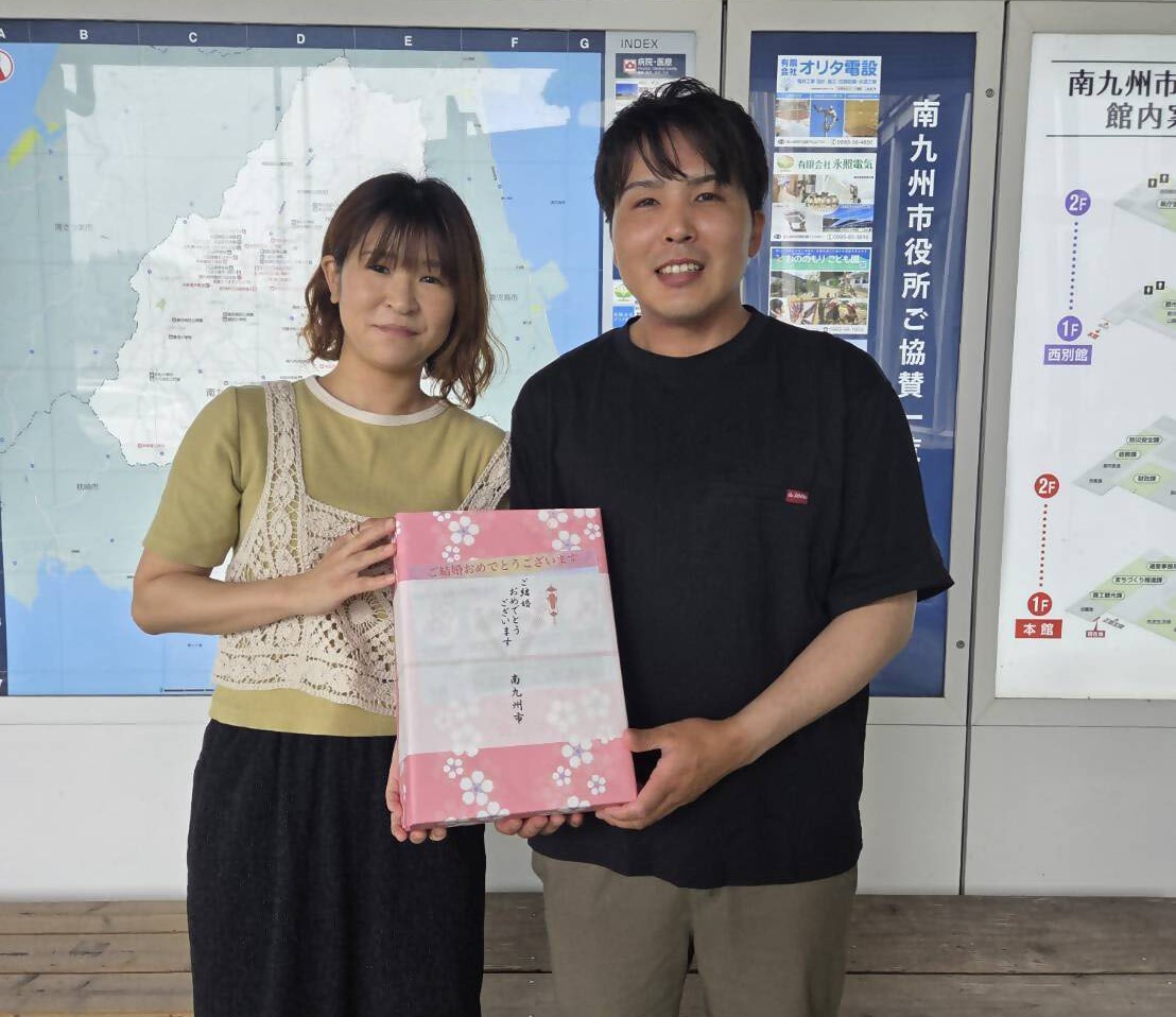 南九州市に婚姻届を出されたご夫婦に知覧茶セットを贈呈している様子