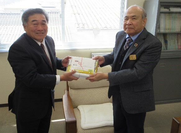 トラック協会から文房具寄贈